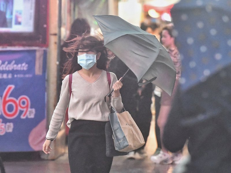 閃電暴風圈入巴士海峽  氣象局今晚8:30發布陸警