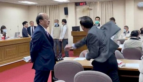 藍委質詢馮世寬爆衝突 拍桌、砸咖啡場面火爆