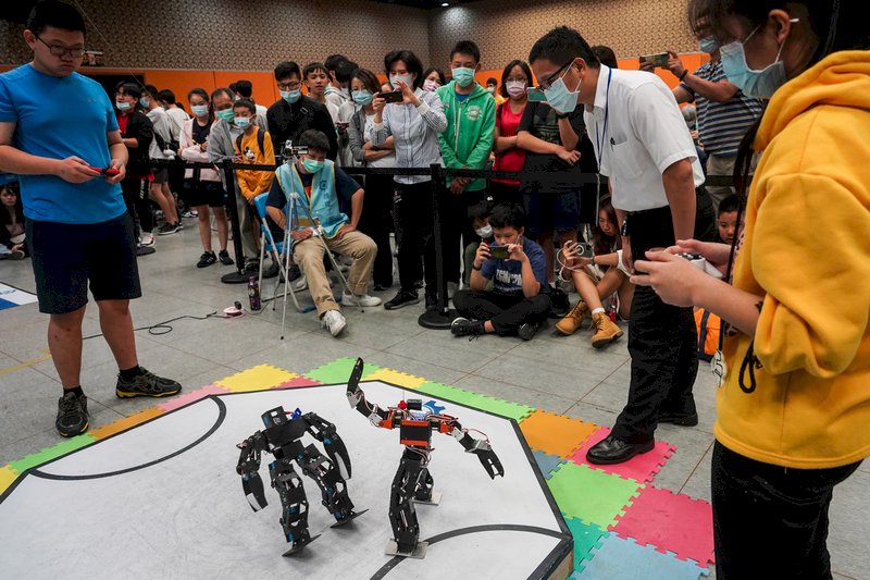 2020全國二足機器人競賽21日在國立台灣師範大學舉行，擂台區機器人激烈搏鬥，吸引眾人目光。