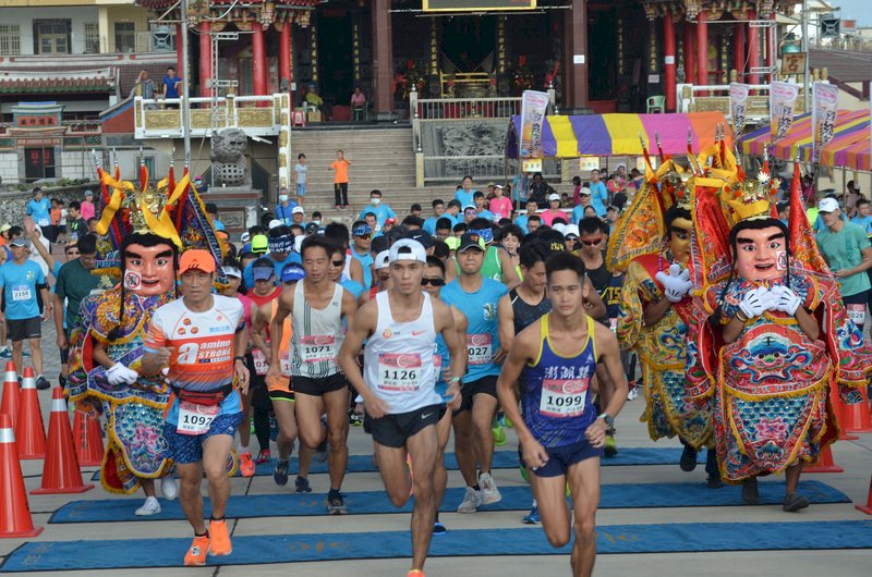 澎湖縣體育運動發展協會21日舉辦「2020澎湖Woohoo!星光路跑賽」，下午在烏崁靖海宮前廣場熱鬧開跑，大批跑者一同出發。