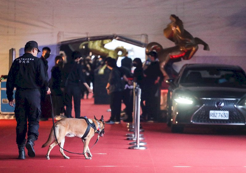 第57屆金馬獎頒獎典禮21日晚間將在台北國父紀念館盛大登場，典禮開始前，警方帶著警犬在場內外巡視維安。