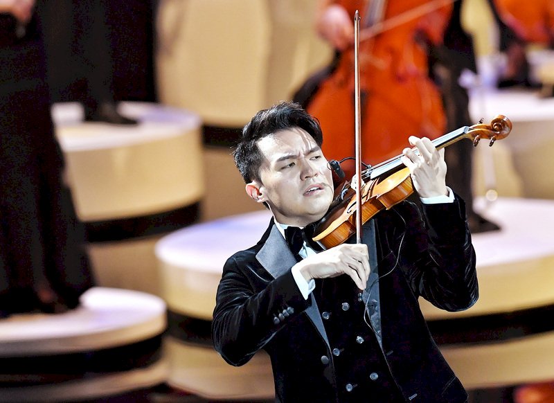 第57屆金馬獎頒獎典禮21日晚間7時起正式登場，開場由小提琴家陳銳帶來精彩演出，主題為「永遠的新天堂樂園」。