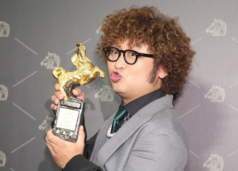 第57屆金馬獎21日晚間在台北國父紀念館隆重舉行頒獎典禮，最佳男配角獎由藝人納豆以電影「同學麥娜絲」拿下。