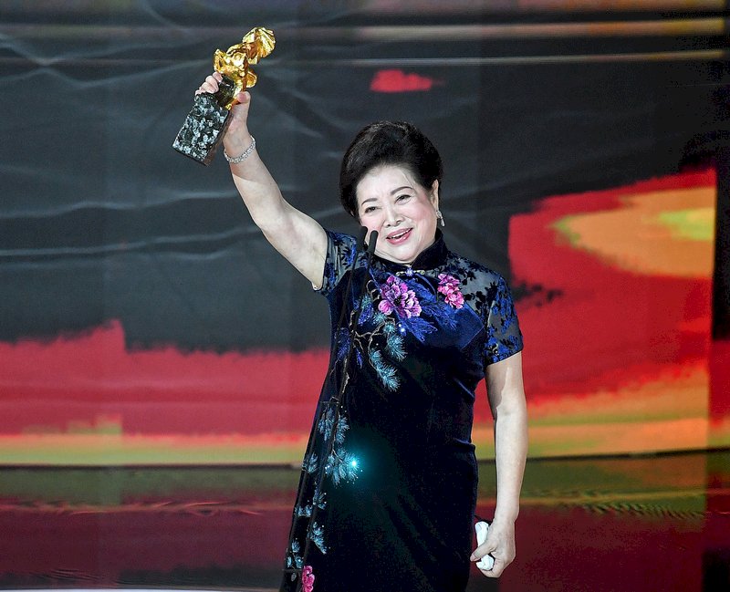 第57屆金馬獎21日晚間在台北舉行頒獎典禮，資深演員陳淑芳出道63年，今年首度入圍金馬獎，順利以「親愛的房客」拿下最佳女配角獎，在台上開心高舉獎座。