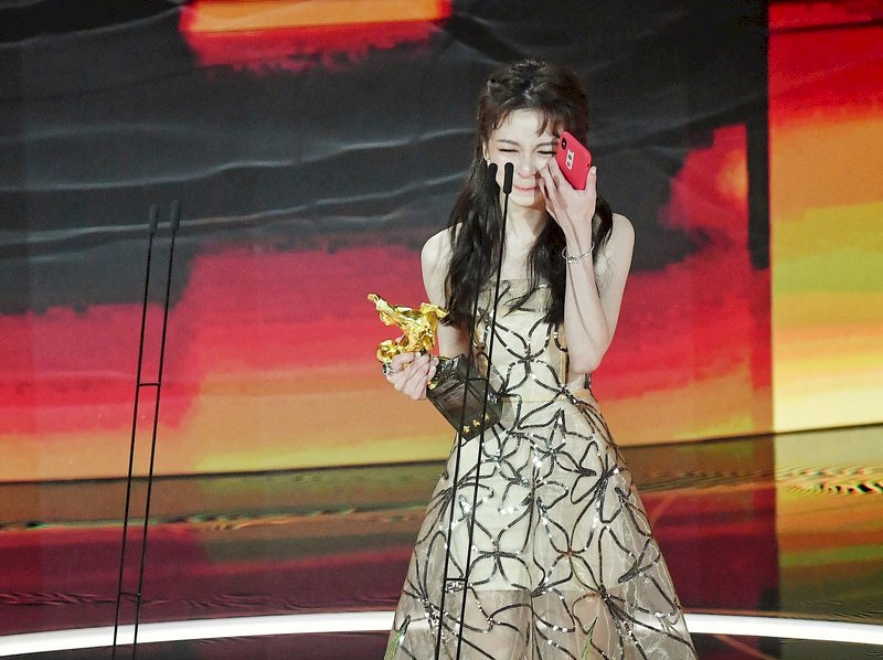 第57屆金馬獎21日在台北頒獎，演員陳姸霏以電影「無聲」拿下最佳新演員，登台致詞時情緒激動，哽咽落淚。