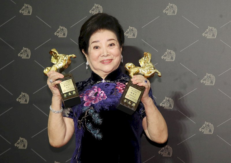 第57屆金馬獎頒獎典禮21日晚間在台北舉行，最佳女主角獎由陳淑芳以「孤味」獲得，加上先前以「親愛的房客」拿下最佳女配角，個人開心榮獲雙獎項。