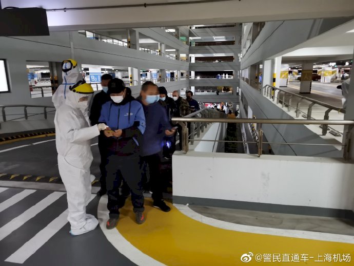 上海浦東機場連夜核酸檢測 場面一度混亂