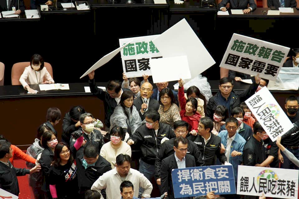 藍委丟豬內臟反萊豬 蘇貞昌在抗議聲中完成施政報告