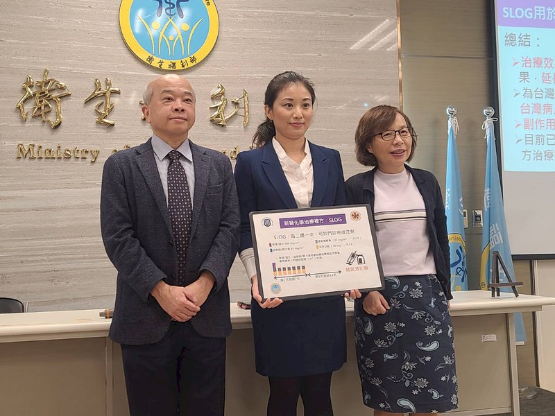 為增加療效、降低副作用,各國紛紛從現有胰臟癌化療藥物中尋求更有效的藥物組合,國衛院癌症研究所助研究員級主治醫師姜乃榕(中)30日指出,國衛院歷時4年找出適合台灣人的化療複方,發現腫瘤平均可縮小30%以上,存活期更延長至近1年。