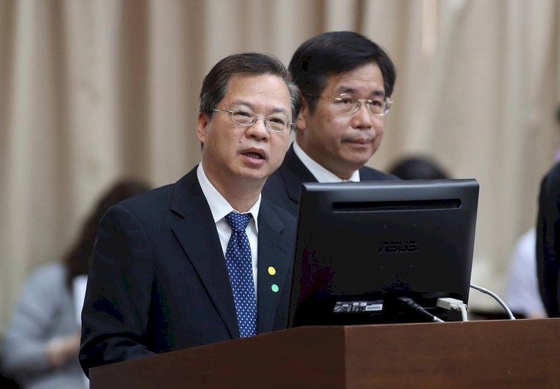立委質疑,國中小裝設冷氣費的經費可從公務預算支出卻使用前瞻特別預算支應是否合法。國發會主委龔明鑫(左)30日在立法院表示,有些地方在相關經費比較困難,才以前瞻特別預算來協助,孩子的教育具前瞻性。右為教育部長潘文忠。