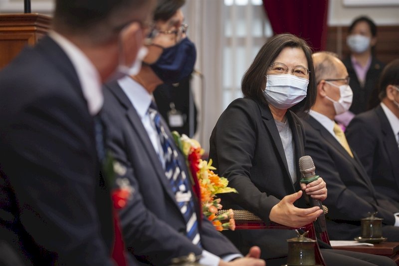 總統蔡英文(中)30日在總統府接見第22屆國家建築金質獎及第17屆國家品牌玉山獎得獎代表,她說,在全球都受到疫情衝擊的情況下,台灣經濟的表現是可圈可點。(總統府提供)