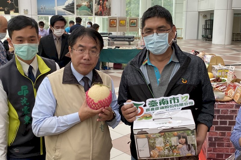 台南市政府農業局30日在永華市政中心舉辦「台南電商平台2.0-台南專區」宣傳記者會,市長黃偉哲(前左)推薦優質哈密瓜。(台南市政府提供)