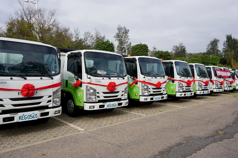 金門縣環保局最近新購置16輛資源回收車輛及機具,贈車儀式30日下午在環保公園舉行,這些新車將由各鄉鎮人員開回,加入金門環保工作陣容。