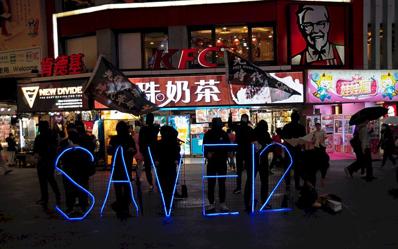 一群在台香港青年30日晚間7時許,在西門町商圈舉出「SAVE 12」(拯救12港人)的燈牌,聲援被拘押在深圳的12名港人。