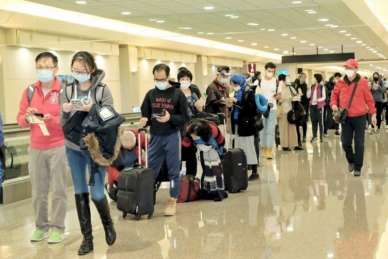 移民署國境事務大隊30日表示,隨著秋冬防疫專案12月將上路,桃機入境旅客數29日大幅增加,單日入境數多達4322人次,但30日已恢復常態,預報約有1648人次;專案上路首日預估約1158人入境,可見新制度的影響已降低。
