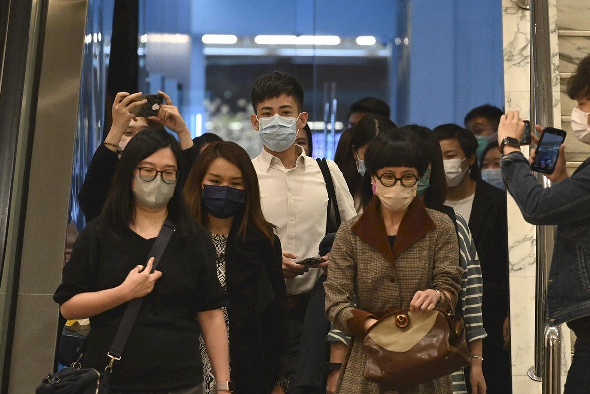 武統李毅的冷血 香港有線的熾熱 凝練出這個時代的溫度計、恥辱柱和紀念碑