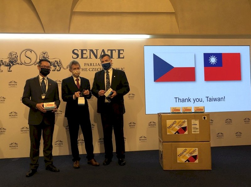在捷克參議院議長維特齊（中）的見證下，駐捷克代表柯良叡（左）代表台灣生技業者凌越生醫贈送5千份快篩試劑給捷克。（駐捷克代表處提供）