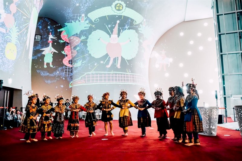 2020年即將結束，台中國家歌劇院以「分享」為主題規劃系列耶誕活動，包括曲牆投影、學子報佳音、職人市集、夜宿歌劇院等暖心饗宴。（歌劇院提供）