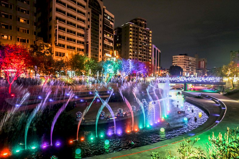 「2020台中好YA誕」活動將於11日起登場，其中柳川水舞燈光秀9日晚間試點燈，搭配雷射光投影，水面揚起五光十色水柱，吸引民眾前往拍照打卡。（台中市政府提供）