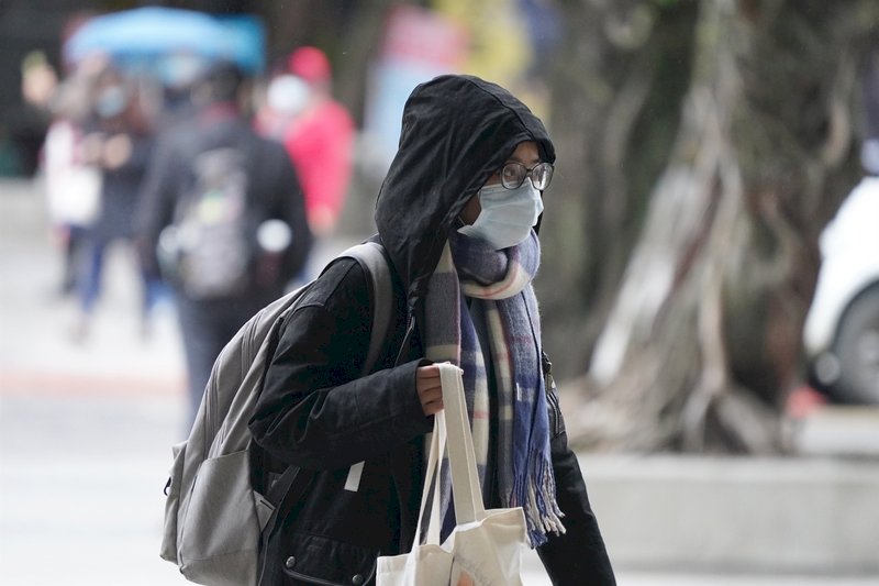 中央氣象局指出，15日持續受東北季風影響，清晨北台灣低溫僅攝氏14、15度。民眾穿著厚重衣物外出。