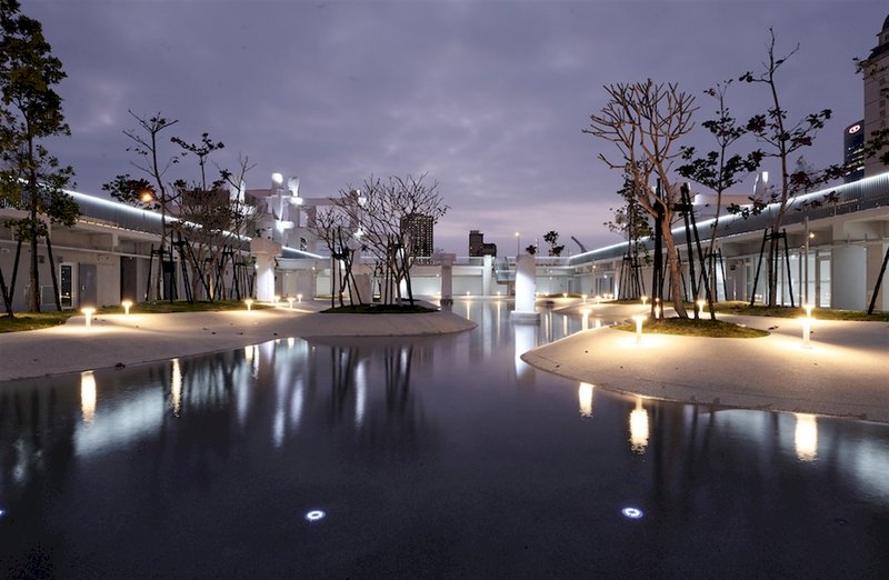 位在台南的「河樂廣場」，將老舊空間賦予新生命，其中照明設計以扶手燈光、投射燈、香菇狀矮燈及太陽能燈，巧妙地勾畫出廣場的基地範圍，獲得2020年台灣光環境獎。（MVRDV及都市里人提供）
