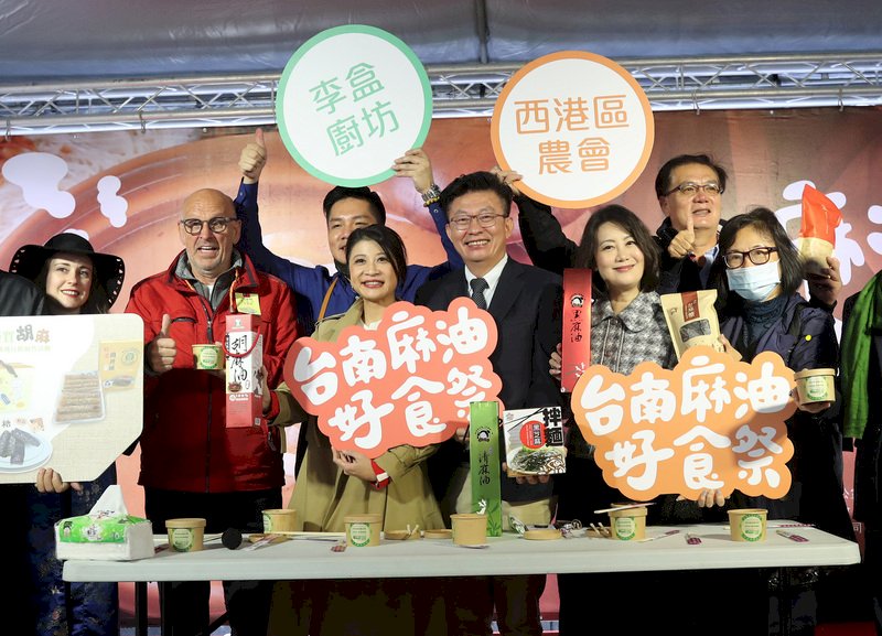 民進黨立委郭國文（右4）15日在立法院舉辦「台南麻油好食祭活動」，推廣台南麻油與在地小農產品。