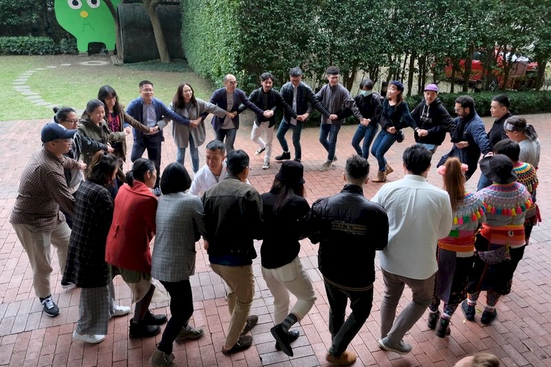 結合紐西蘭、都蘭、卓蘭三地元素釀成紀念酒，並於14日舉行台北發表會。催生這項「三蘭牽手」釀酒計畫的部落青年、釀酒夥伴等人，以牽手舞的方式，相約2021年能再一起牽手跳舞，融入自然。