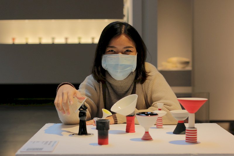 「2020台灣國際陶雙年展」邁入第8屆，現正持續展出中，其中西班牙陶藝家羅德里格斯（Marta ArmadaRodriguez）作品「星際I」因神似近期熱播美劇帶動風潮的西洋棋，吸引民眾參觀。（新北市立鶯歌陶瓷博物館提供）
