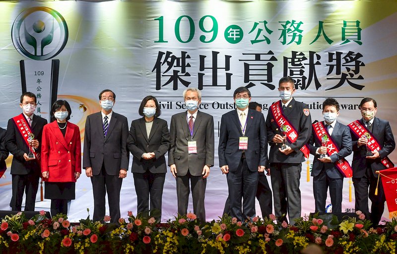 考試院15日在台北舉行「109年公務人員傑出貢獻獎表揚大會」，總統蔡英文（左4）與考試院長黃榮村（左3）出席頒獎，並與獲獎團隊代表、人員等合影。
