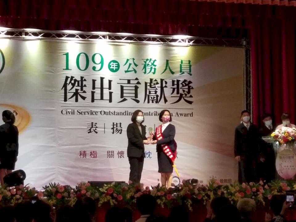 疾管署防疫團隊、經部口罩團隊獲傑出貢獻獎 蔡總統肯定付出