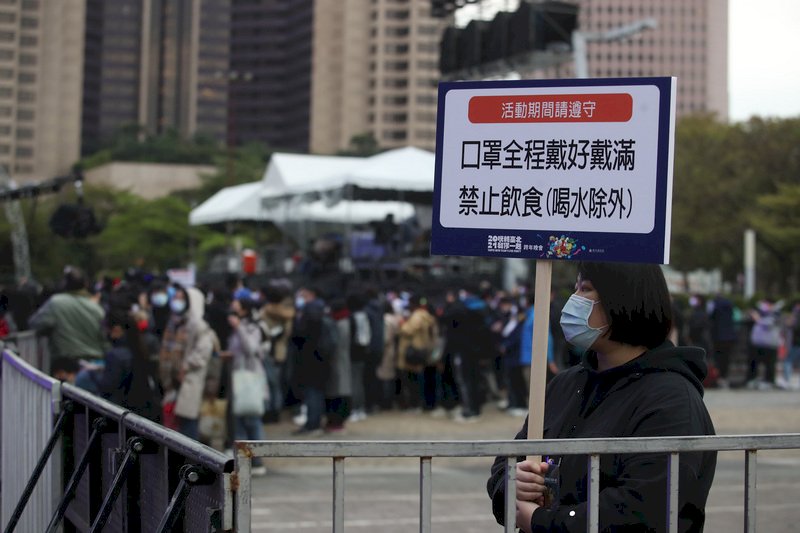 台北市長柯文哲31日宣布跨年晚會照常舉辦，管制區內只限4萬人進入。活動下午3時起陸續開放民眾入場，也有工作人員在場邊舉牌宣導防疫配合事項。