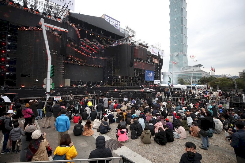 台北市跨年晚會活動31日照常舉辦，管制區內限4萬人進場，民眾需全程配戴口罩，禁止飲食，且採實名（聯）制進場。午後已有民眾陸續進場，不少人乾脆席地而坐，等候演出時刻到來。