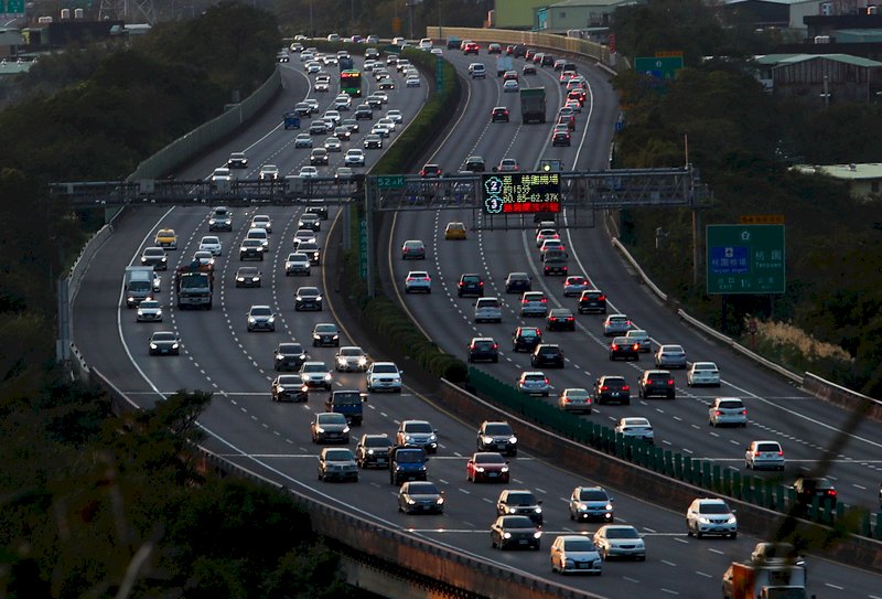 西部國道一早湧現車潮 6路段恐壅塞 (影音)