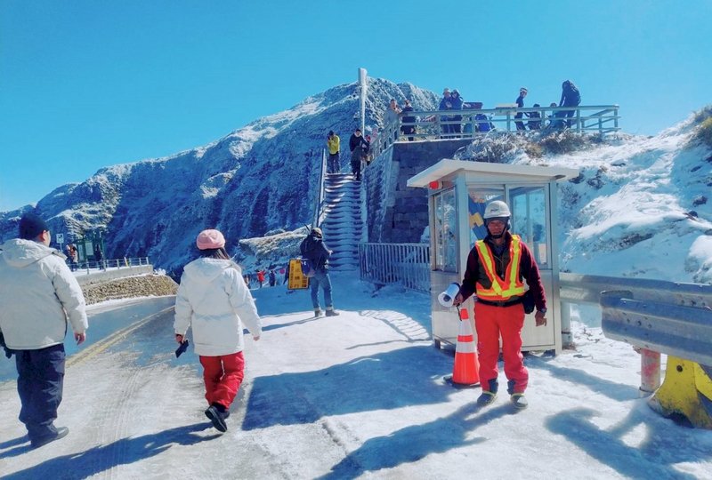 合歡山雪季期間,公路總局道路管制人員默默守護用路人安全,管制期間24小時派員輪班駐守。(公路總局提供) (圖:中央社)