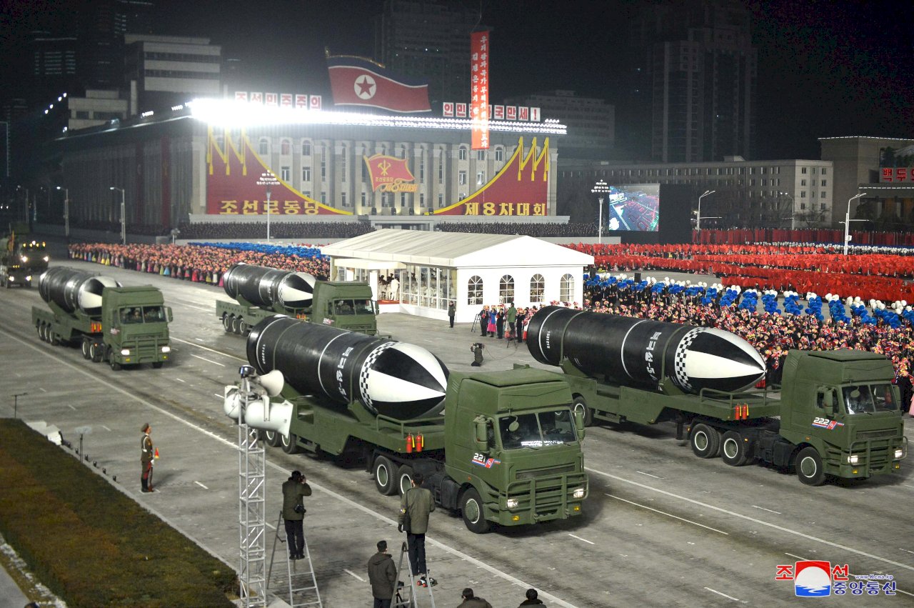 北韓疑似舉行深夜閱兵 紀念建政73週年