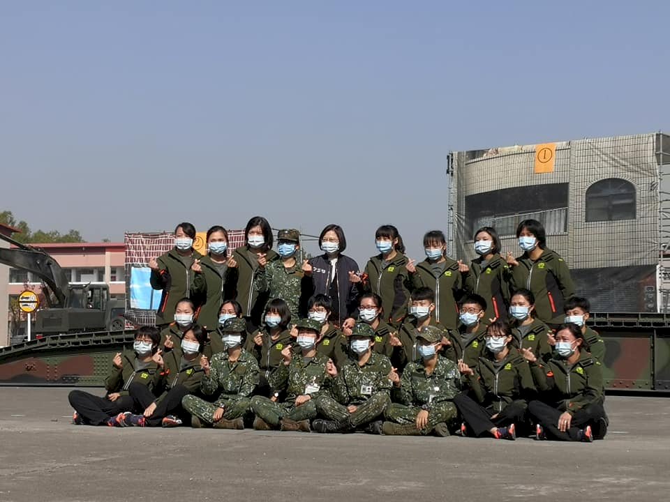 總統視導54工兵群 女兵熱情歡迎要求合照比愛心