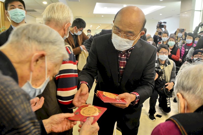 行政院長蘇貞昌(前右)16日拜訪新北市三芝區雙連安養中心,提前向長輩拜年,並致贈「一元復始」紅包。 (圖:中央社)