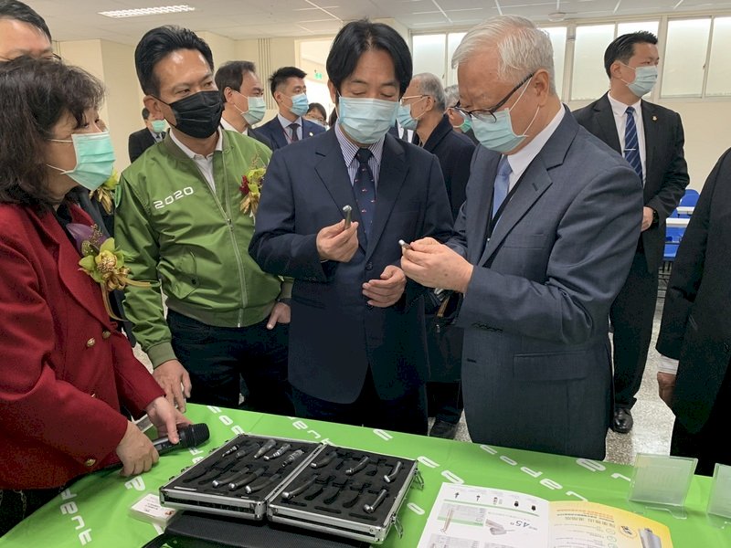 副總統賴清德(前右2)16日到成功大學參加牙醫學系系館揭牌典禮,並參觀牙材及聽取相關介紹。賴副總統說,南台灣有生醫醫療器材聚落發展計畫,非常需要成功大學支持大健康產業完成。 (圖:中央社)