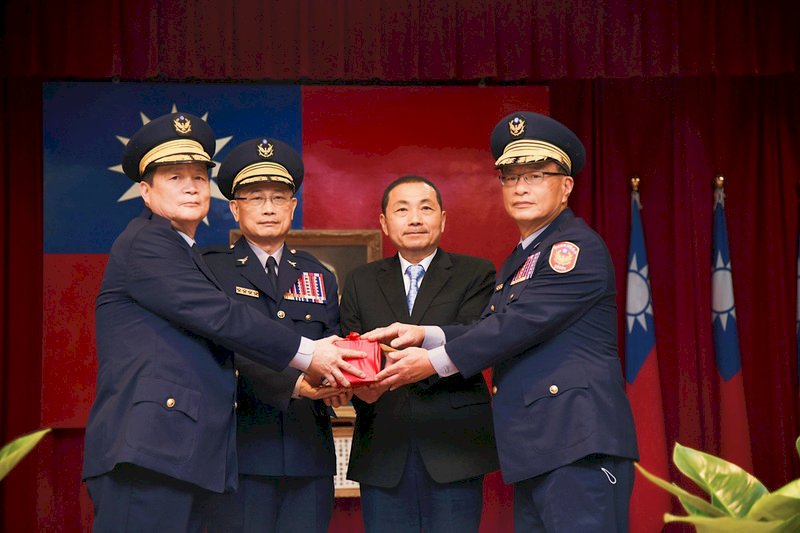 新任新北市警察局長黃宗仁(右)16日交接上任,在警政署長陳家欽(左2)、新北市長侯友宜(右2)見證下,黃宗仁自副局長溫枝發(左)手中接過印信。(警方提供) (圖:中央社)