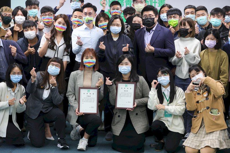 民進黨主席蔡英文(2排右4)16日下午到中央黨部,出席黨青年部「2020國務青行動計畫」成果發表及授證活動,和現場青年朋友們比小愛心合影。 (圖:中央社)