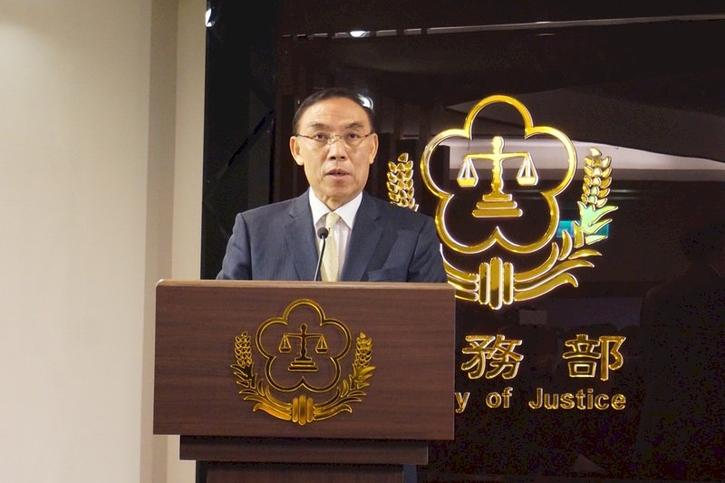 石木欽案爆出多名司法官與富商翁茂鍾不當接觸,法務部張蔡清祥(圖)18日公布調查報告,11名檢察官、檢察長及9名調查人員將依情節行政議處或司法調查,與翁男相關4案將重啟調查。 (圖:中央社)