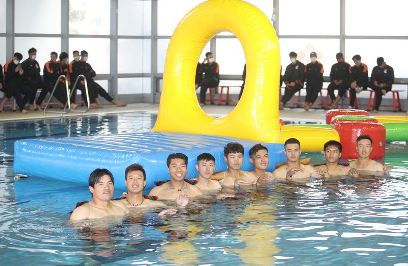 中華職棒統一獅隊17日舉行開訓儀式,18日為新人闖關跳水活動,2020年季中選秀加入的菜鳥,要想辦法通過水上充氣關卡 。 (圖:中央社)