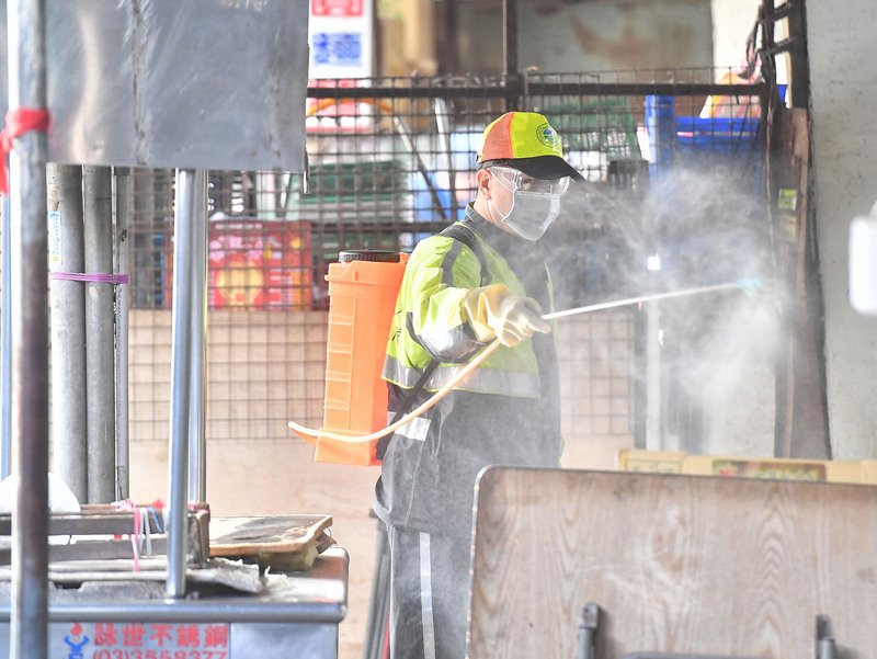 衛生福利部桃園醫院感染疫情擴大,桃園市環保局19日下午緊急針對南門市場進行消毒,市府也呼籲民眾務必配合落實防疫。圖為南門市場20日休市一天展開全面清消。 (圖:中央社)