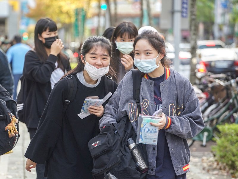 110學年度學科能力測驗22日登場,第一天考英文、國文(選擇題)、社會,上午考生們結伴前往考場應試。 (圖:中央社)
