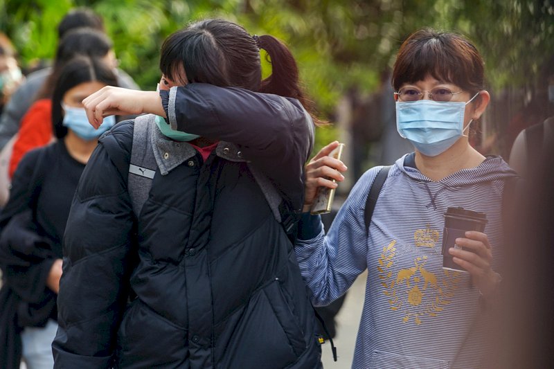 110學年度學科能力測驗22日登場,為配合防疫,不開放一般生親友陪考,考生與家長在考場外道別,擦乾眼淚收拾緊張情緒應試。 (圖:中央社)