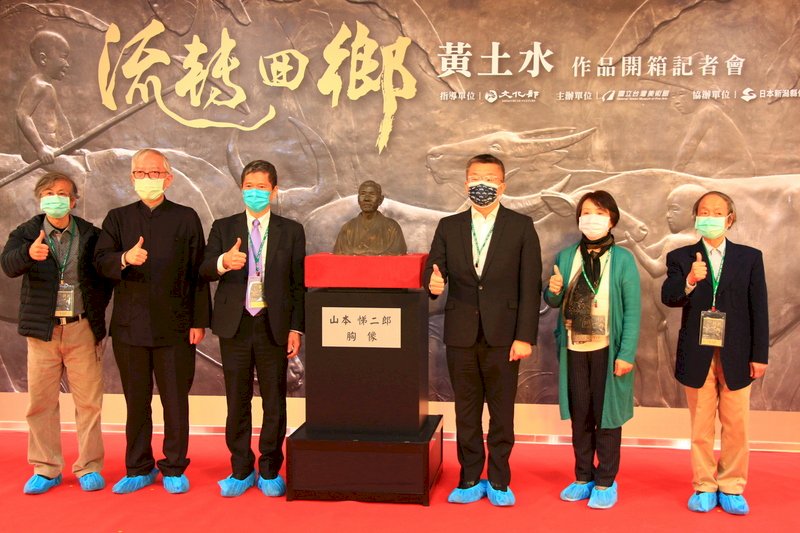 台灣雕塑家黃土水留存於日本的「山本悌二郎」石膏胸像,日方同意出借給國立台灣美術館,館方22日舉辦開箱記者會,文化部長李永得(左3)、立法院副院長蔡其昌(右3)等人出席見證。 (圖:中央社)