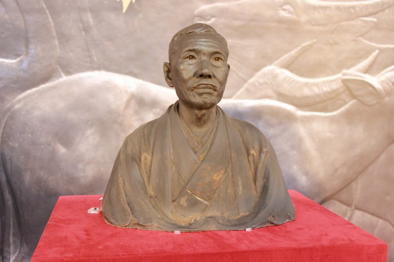 台灣雕塑家黃土水留存於日本的「山本悌二郎」石膏胸像,日方同意出借給國立台灣美術館修復、翻製原作典藏及規劃展覽,館方22日舉辦開箱記者會。 (圖:中央社)