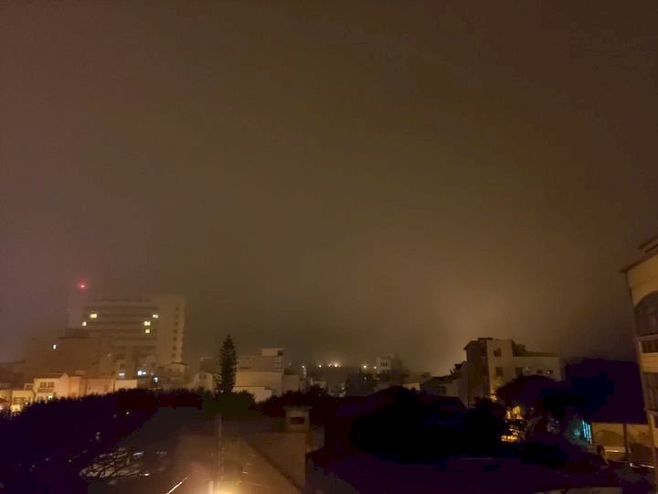 澎湖22日清晨出現平流霧籠罩,水氣很濃,幾達降雨間,能見度只有500公尺。(圖:澎湖氣象站粉專)