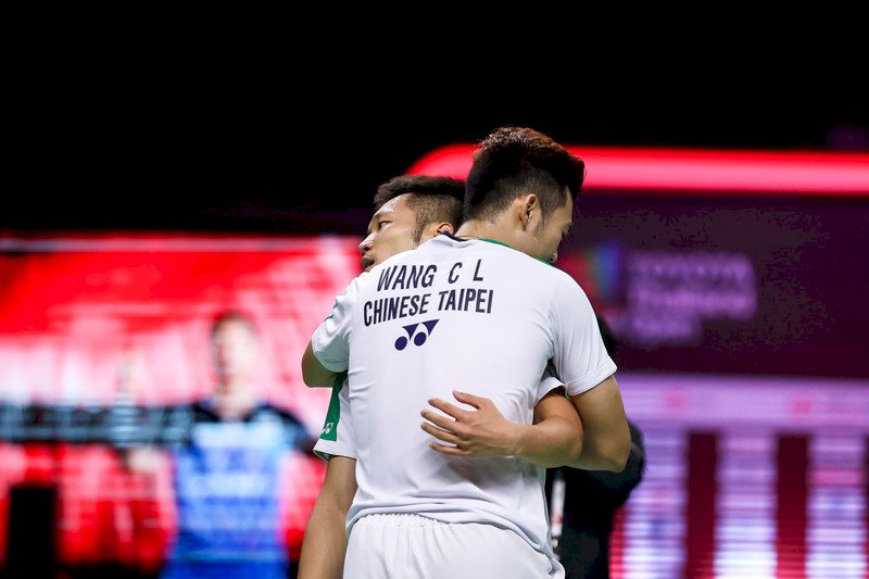 台灣男雙組合王齊麟和李洋24日在豐田泰國羽球公開賽決賽中擊敗馬來西亞對手奪冠。圖為兩人賽後激動擁抱。（泰國羽球協會提供） (圖：中央社)