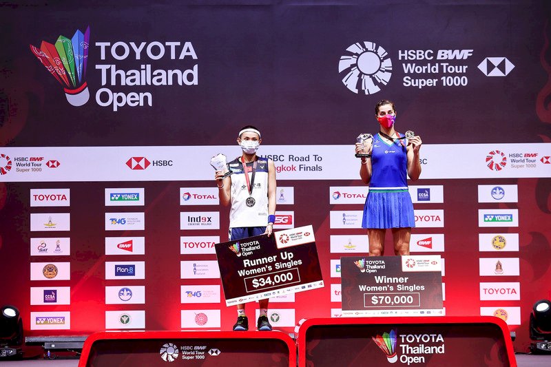 球后戴資穎（左）24日在豐田泰國羽球公開賽決賽中再度輸給西班牙前球后馬琳，摘下銀牌。（泰國羽球協會提供） (圖：中央社)